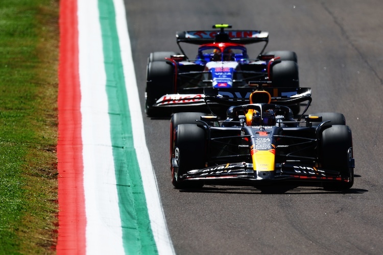 Max Verstappen vor Yuki Tsunoda in Imola