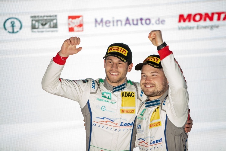 Ricardo Feller (li.) und Christopher Mies jubeln auf dem Nürburgring über ihren Titelgewinn