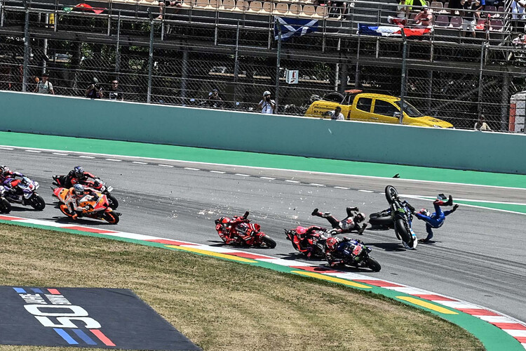 Bagnaia rutscht innen hinter Aleix Espargaró und Quartararo weg