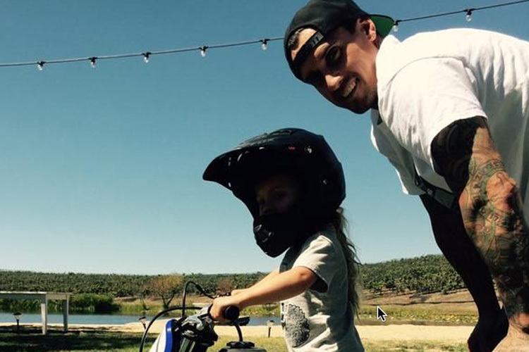 Carey Hart instruiert seine Tochter auf dem Dirt-Bike
