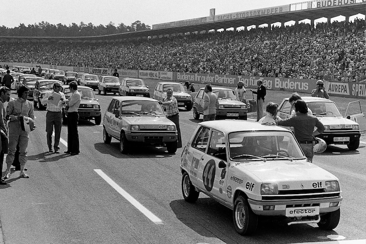 Grohs #44 und Schütz #1 bilden beim Premiere-Rennen des R5 Cups am 7.4.74 in Hockenheim leicht versetzt die erste Startreihe