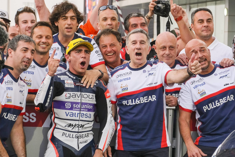 Jorge Martinez (rechts von Albert Arenas) und sein Team bejubeln den Auftaktsieg in Katar
