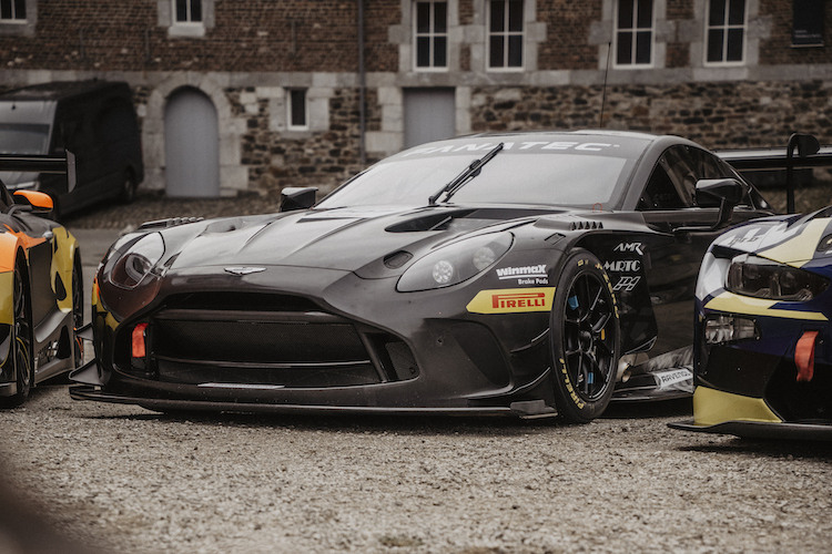 Der Comtoyou Racing Aston Martin Vantage GT3 vor der Abtei Stavelot