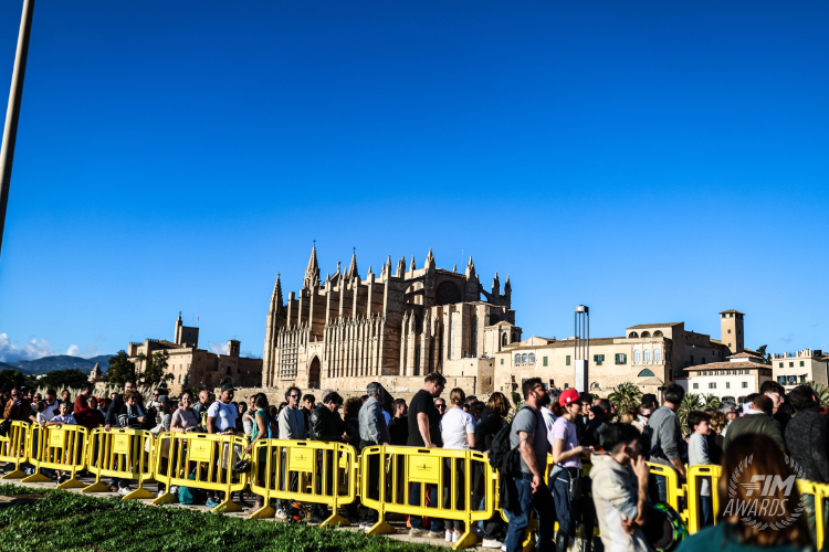 Autogrammstunde vor der prächtigen Kathedrale von Palma