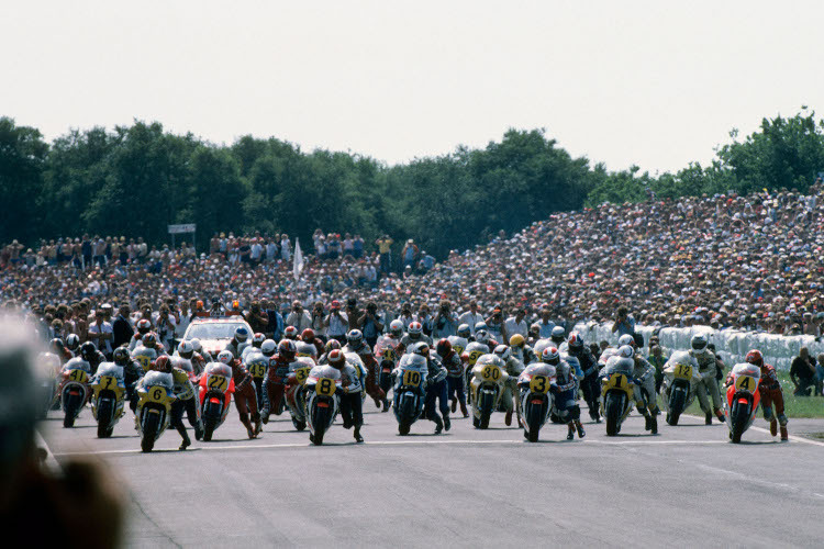 GP-Start der 500 ccm Klasse 1983: Sheene (7), Mamola (6), Lawson (27), Katayama (8), Fontan (10), Spencer (3), Uncini (1), Roberts (4)