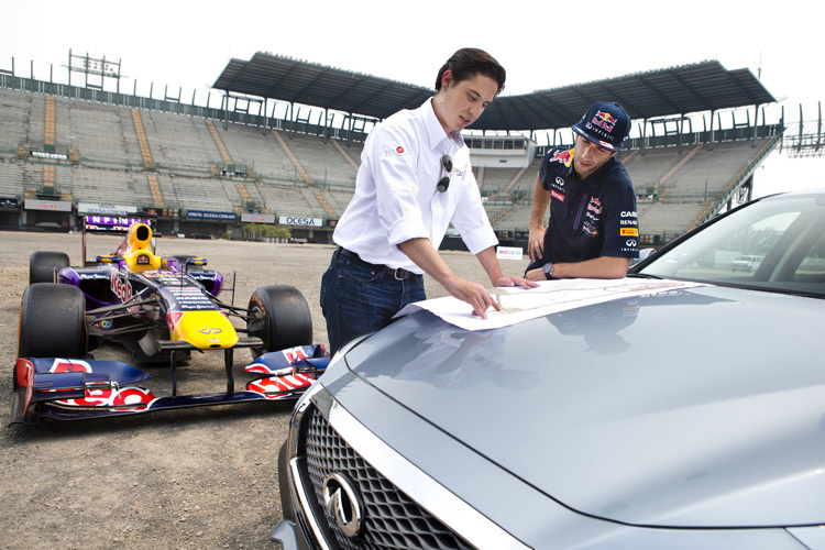 Ricciardo lässt sich in der Stadionpassage ein paar Details erklären
