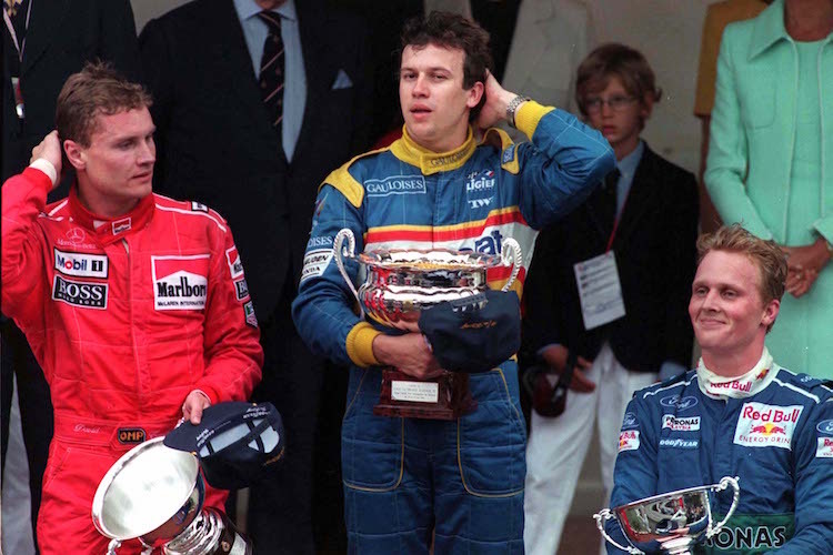 Panis auf dem Siegerpodest mit David Coulthard (links) und Johnny Herbert (rechts)