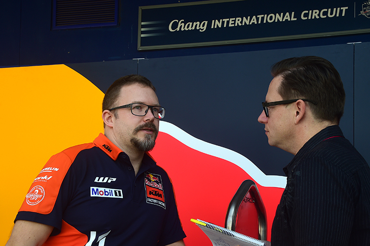 KTM-Technik-Koordinator Sebastian Risse (li.) mit SPEEDWEEK.com-Chefredakteur Ivo Schützbach