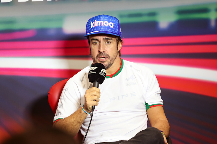 Fernando Alonso darf sich freuen, er bekommt seinen siebten Platz zurück