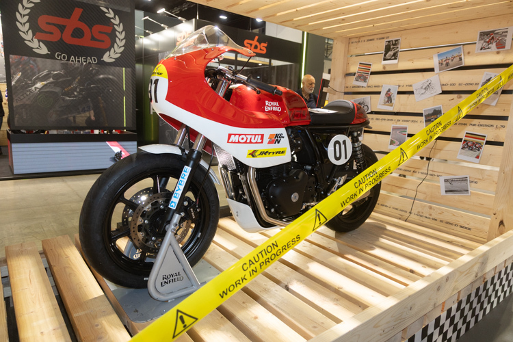 Work in Progress steht auf den Absperrbändern: Die 750er Version des Reihentwins ist noch im Entwicklungsstadium