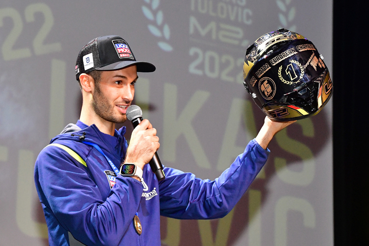 Lukas Tulovic mit dem goldenen Moto2-EM-Helm