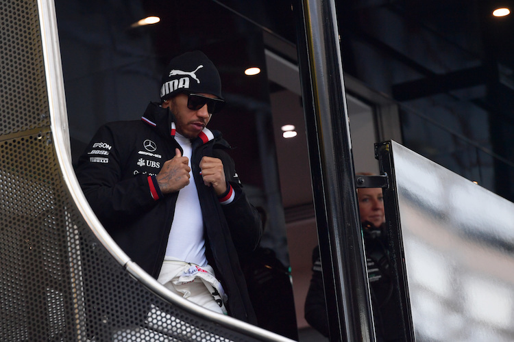 Lewis Hamilton darf Valentino Rossis MotoGP-Bike testen