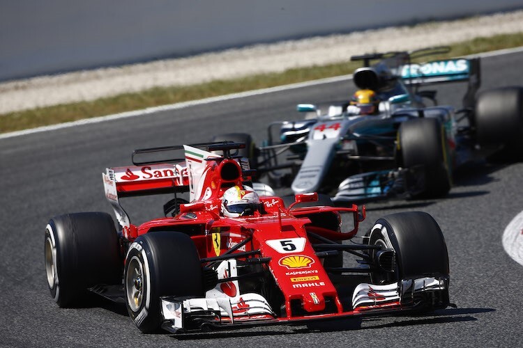 Vettel und Hamilton wetzen um eine Kurve