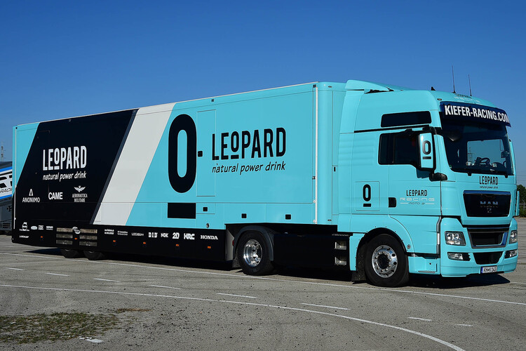 Neu im türkisfarbenen Team-Design: Der Leopard-Truck im GP-Paddock