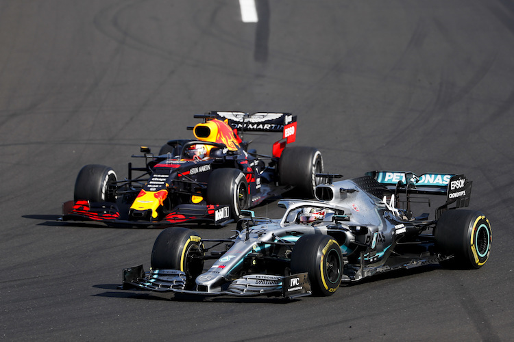 Hamilton geht in Ungarn an Verstappen vorbei