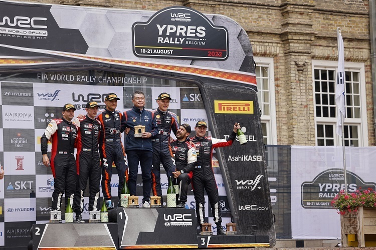 Das Siegerpodest der Rallye Ypern