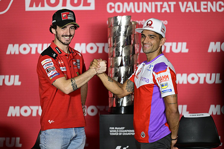 Inszenierung für die Fotografen: Bagnaia und Martín, das Duell um den WM-Pokal der MotoGP.