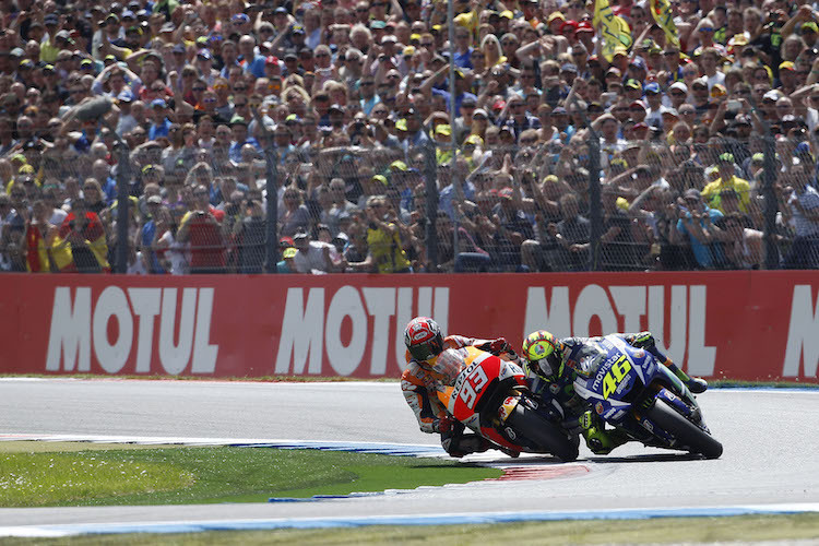 Rossi und Márquez in der letzten Kurve