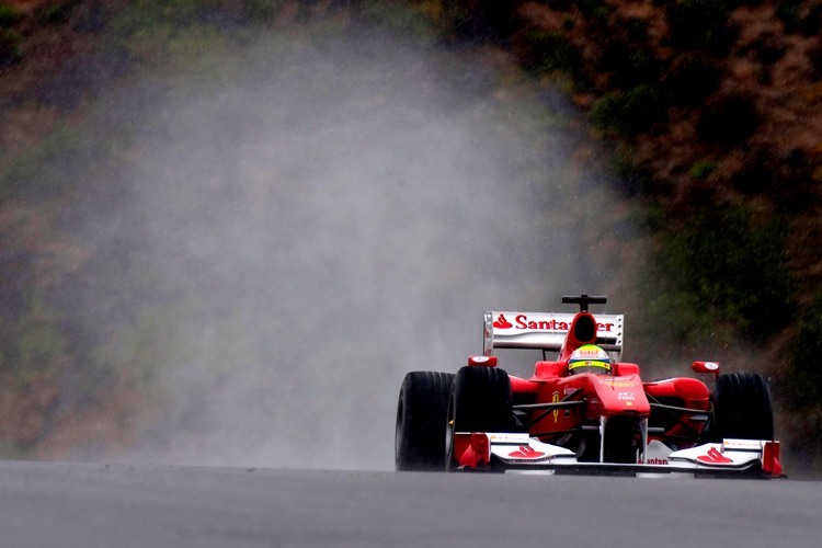 Massa produziert im Ferrari noch Gischt.