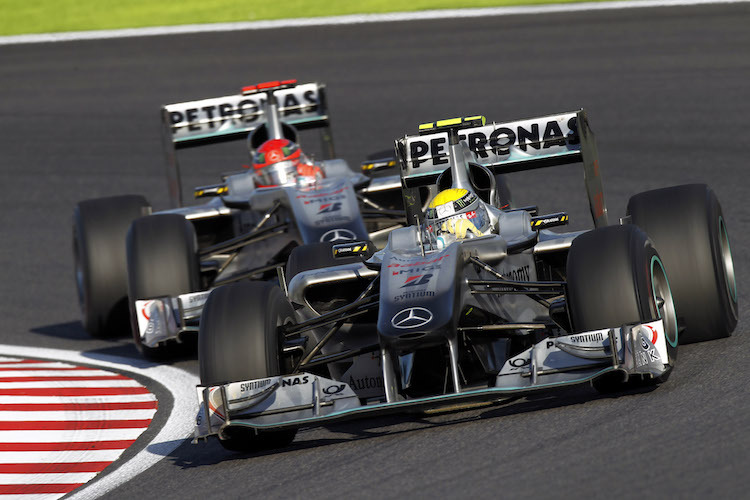 Nico Rosberg 2010 vor Michael Schumacher
