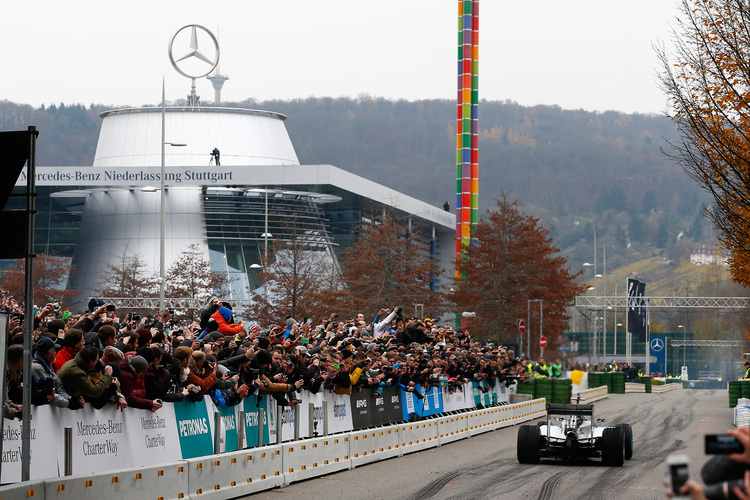 Weltmeister Lewis Hamilton begeisterte 50.000 Zuschauer