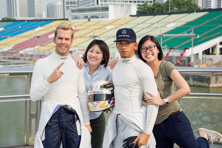 Sebastian Vettel, Lewis Hamilton und zwei Singapurer Fans