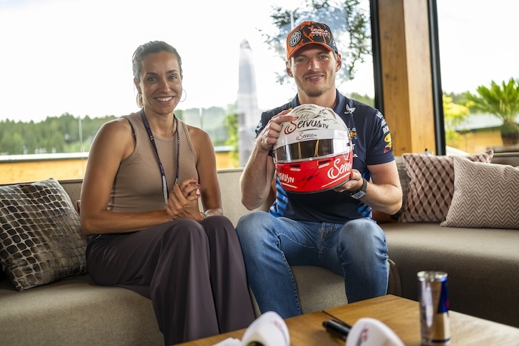 Andrea Schlager und Max Verstappen präsentieren den Helm, der für die Stiftung verlost wurde