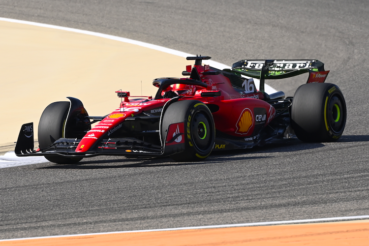 Der Ferrari mit einer Heckflügel-Stütze