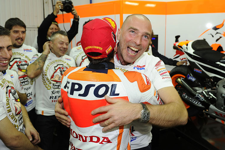 2013: Marc Márquez und Livio Suppo feiern den ersten MotoGP-Titel des Spaniers