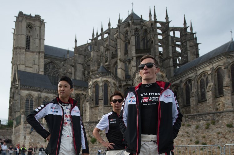Vor der Kathedrale von Le Mans: Mike Conway (re.), sowie Kazuki Nakajima (li.) und  Kamui Kobayashi