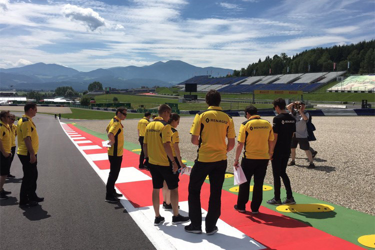 Die gelben Randsteine sorgten auch bei den Renault-Ingenieuren für Diskussionen