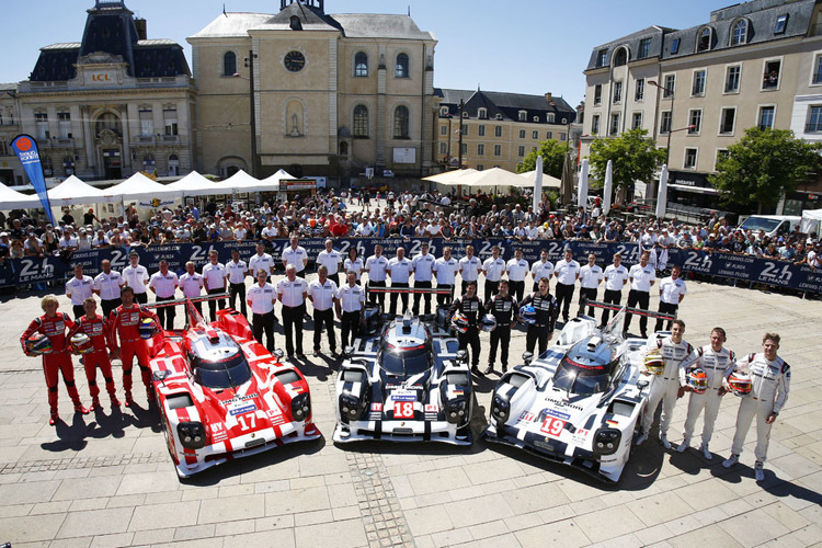 Das Porsche-LMP1-Team bei der technischen Abnahme am Montag
