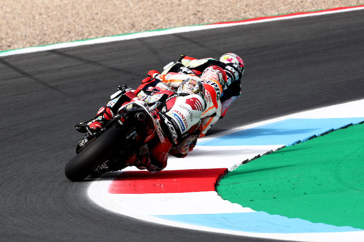 Taka Nakagami hinter Marc Márquez und Aleix Espargaró