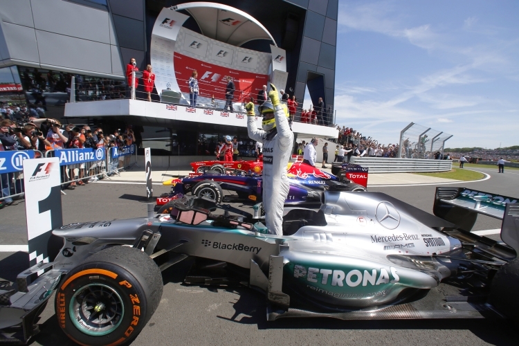 Nico Rosberg mit den Siegerautos