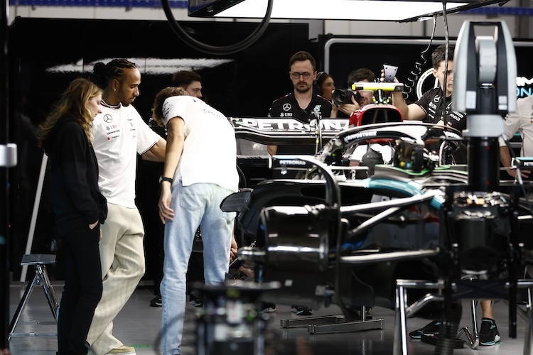 Lewis Hamilton und George Russell mit ihrem Mercedes-Rennwagen