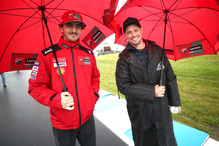 Pecco Bagnaia (li.) und Casey Stoner (re.) wurden je ein Mal als Ducati-Pilot Weltmeister