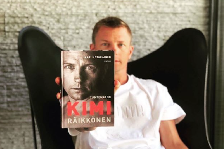 Kimi Räikkönen zeigt sein Buch