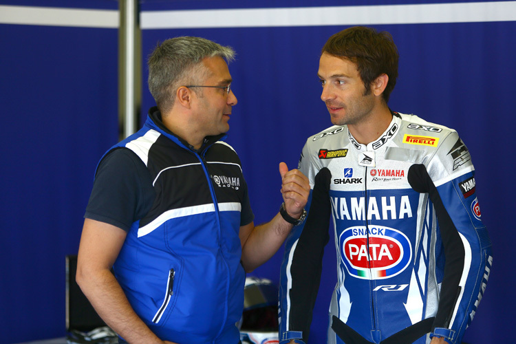 Yamaha-Rennchef Andrea Dosoli (li.) mit Sylvain Guintoli
