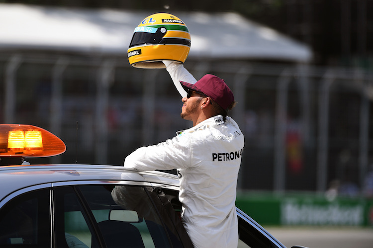 Lewis Hamilton 2017 in Montreal mit einem Helm von Ayrton Senna
