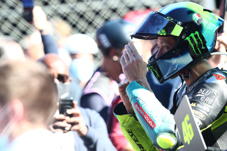 Ein letztes Mal streift sich Valentino Rossi in Valencia den Helm an einem GP-Wochenende über