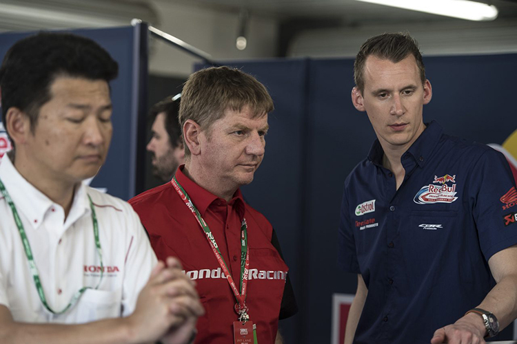 Chris Pike von Honda Motor Europe (Mitte) mit Teammanager Kervin Bos