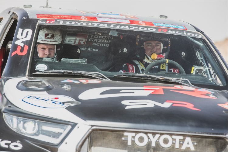 Konzentration in schneller Wüstenfahrt: Das wiedervereinte Dakar-Siegerduo  de Villiers/von Zitzewitz