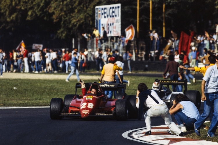 René Arnoux lässt sich in Monza 1983 für seinen zweiten Platz feiern