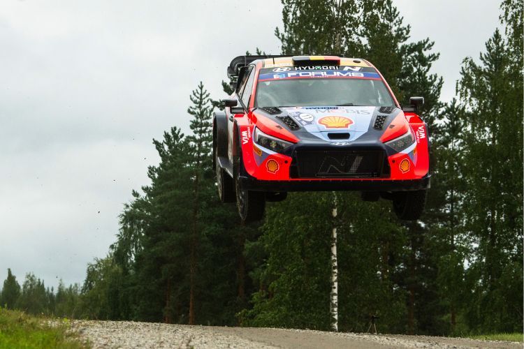 Die Rallye Finnland generiert immer besonders spektakuläre Sprünge: Hier der amtierende Weltmeister Thierry Neuville