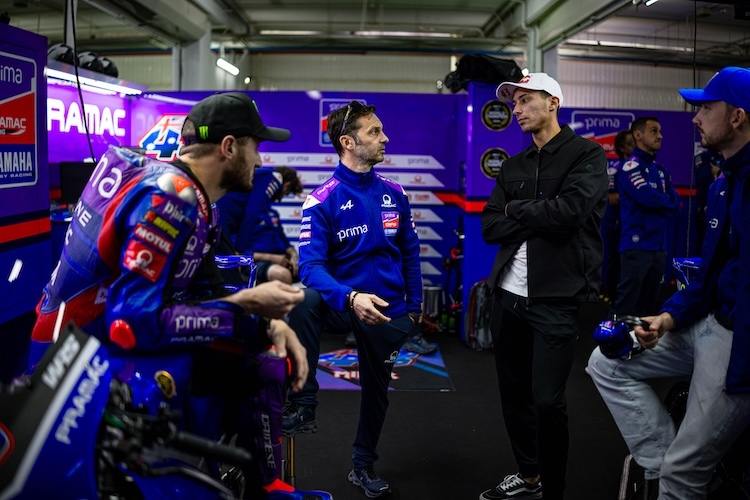 Razgatlioglu mit Teammanager Gino Borsoi  (2. von li.) und Jack Miller