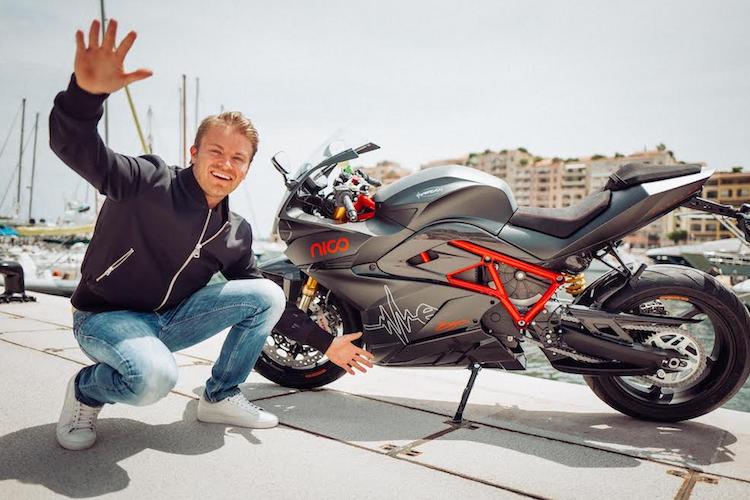 Nico Rosberg stellt sein Elektro-Motorrad zur Verfügung