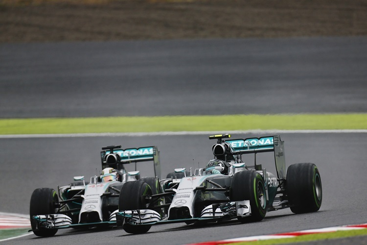 Kurz nach der Rennfreigabe zog Lewis Hamilton an Nico Rosberg vorbei