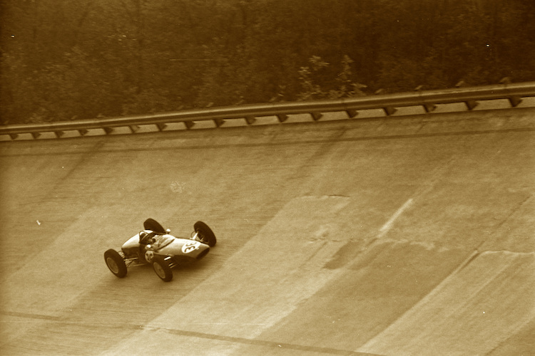 Jim Clark mit seinem Lotus 1961 in der Steilwand von Monza