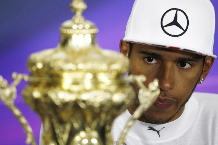 Lewis Hamilton mit der Goldtrophäe des Königlich Britischen Automobilklubs