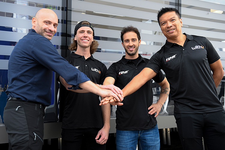 Das neue WITHU-Yamaha-RNF-Team: WITHU-Chef Matteo Ballerin, Darryn Binder, Dovizioso und Razali